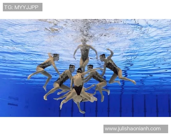 水中梦幻舞动 激扬青春 游泳体育表演会精彩纷呈